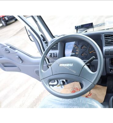 Isuzu 100p Japan Brand Truck chassis with 4.1 meters length refrigerated box with THERMO KING refrigeration units RV380V  4X2 Mini 3tons 2 Ton Freezer Refrigerated Truck